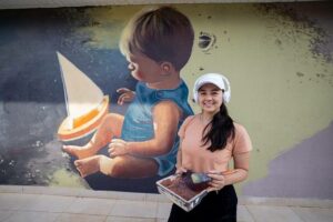 Após representar Apucarana na Holanda com apoio da prefeitura, artista retribui com arte sensível no Lar São Vicente de Paulo