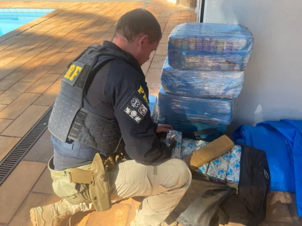 Dupla é presa com mais de 200kg de maconha BR-369 em Arapongas