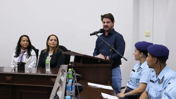 Prefeito Rafael Cita participa de posse de vereadores mirins na Câmara de Arapongas
