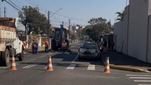 Prefeitura de Arapongas remove lombada da Rua Flamingos