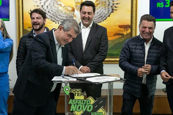 Bazana participa de anúncio de R$ 34 milhões para o programa Asfalto Novo, Vida Nova em Arapongas