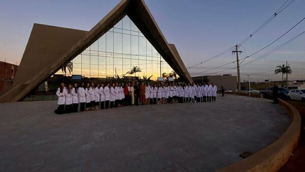 Faculdade HONPAR realiza entrega de jaleco para estudantes de medicina em cerimônia especial