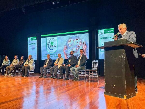 Deputado Bazana entrega Menção Honrosa a produtores pioneiros da avicultura em Arapongas