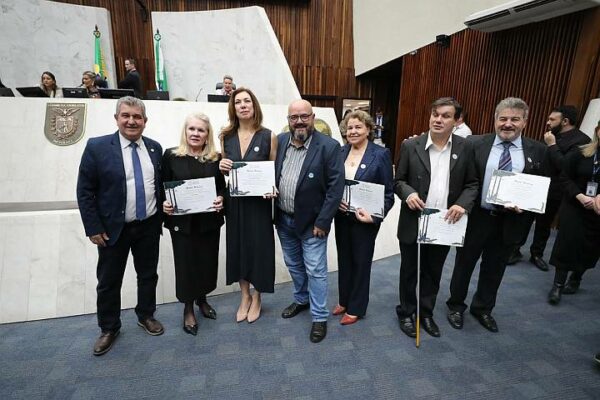 Bazana homenageia lideranças da inclusão e reforça defesa da educação especial no Paraná