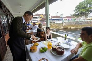 Com empregos em alta e crescimento nas atividades, turismo mantém expansão no Paraná