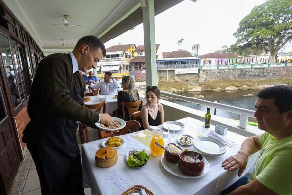 Com empregos em alta e crescimento nas atividades, turismo mantém expansão no Paraná