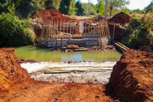 Ponte sobre o Ribeirão Pirapó, na Estrada da Ponte Seca, passa por concretagem de blocos