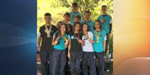 Enxadristas mandaguarienses recebem troféu dos Jogos Escolares do Paraná