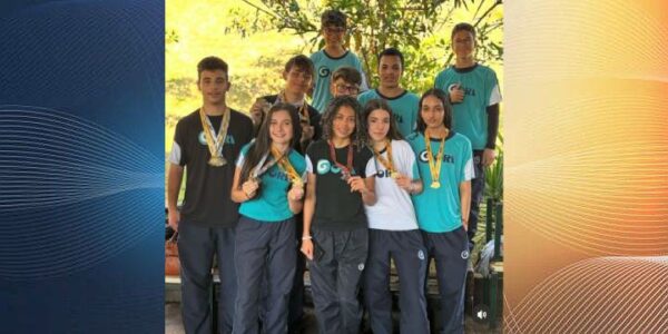 Enxadristas mandaguarienses recebem troféu dos Jogos Escolares do Paraná