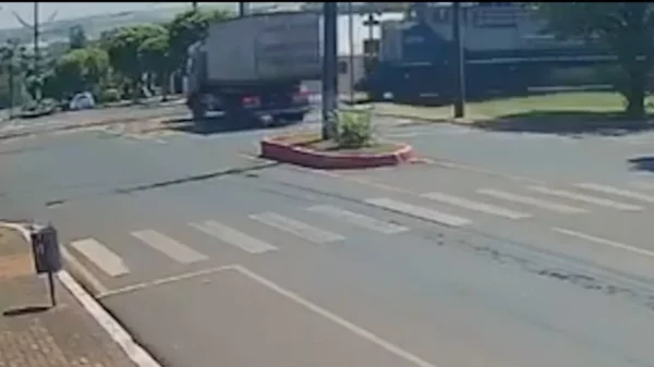 Vídeo mostra acidente entre caminhão e trem em Cambira; veja