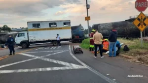 Caminhão que transportava 16 trabalhadores colide com trem em Jandaia