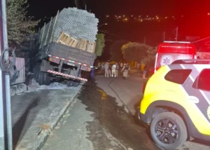 Carreta desgovernada destrói muros de residências em Arapongas
