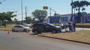 Colisão entre carro e moto deixa mulher ferida em Arapongas