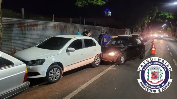 Motorista é detido ao colidir contra carro estacionado em Arapongas