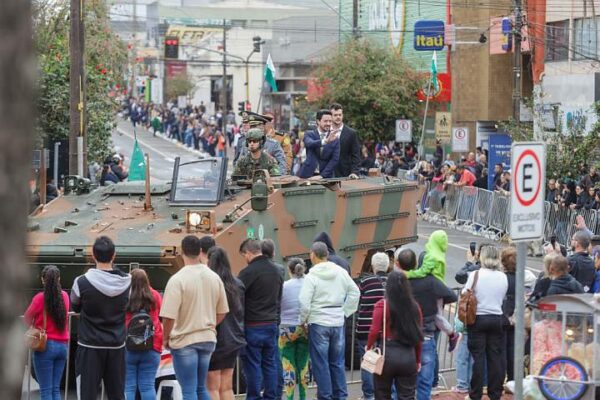 Desfile histórico reúne cerca de 20 mil pessoas em Apucarana e celebra o sentimento de amor à Pátria