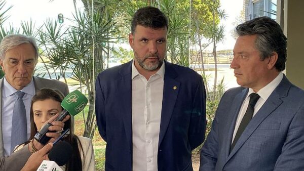 Dumping do leite é risco social e à segurança alimentar do país