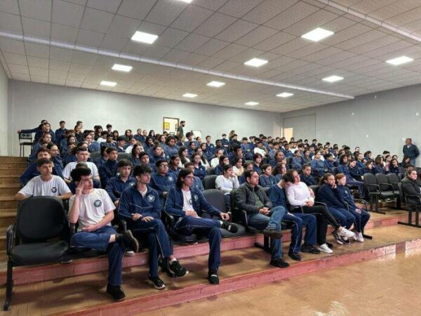 Palestra sobre relacionamentos e violência é realizada no Anfiteatro José Belini em Cambira