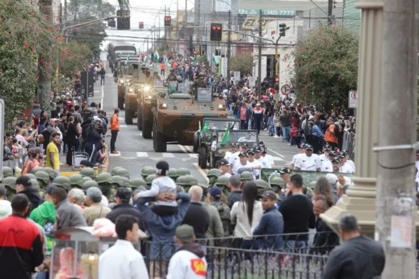 Multidão celebra desfile cívico-militar no centro de Apucarana; veja