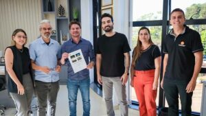 Rafael Cita recebe estudo para fomentar o comércio de Arapongas por meio de licitações