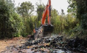 Prefeitura de Apucarana retira caminhões de lixo de córrego e inicia a instalação de ecobarreiras