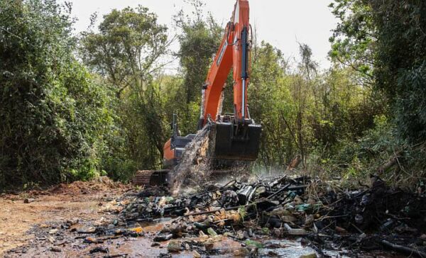 Prefeitura de Apucarana retira caminhões de lixo de córrego e inicia a instalação de ecobarreiras