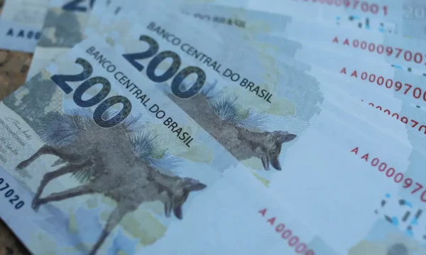 Cliente usa nota falsa de R$ 200 para comprar cuecas em Cambira