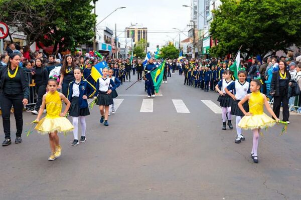 Desfile Cívico de 7 de setembro atrai milhares de pessoas em Arapongas
