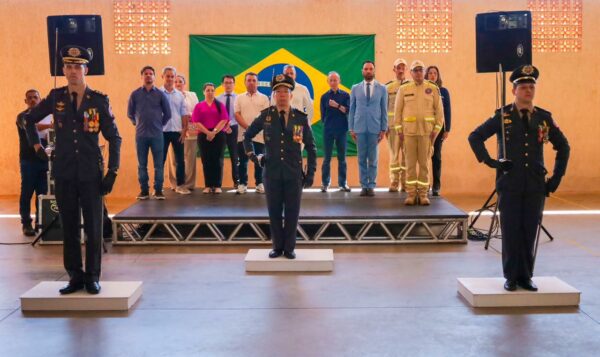 Sérgio Onofre participa de troca de comando dos Bombeiros de Arapongas e destaca avanços para a segurança pública