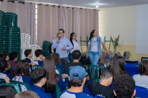 Equipe de Saúde Mental de Califórnia realiza palestra sobre ansiedade e uso de telas no Colégio Estadual Talita Bresolin