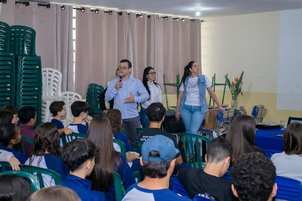 Equipe de Saúde Mental de Califórnia realiza palestra sobre ansiedade e uso de telas no Colégio Estadual Talita Bresolin