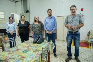 Prefeitura de Apucarana repassa botinas de segurança a catadores da Cocap via Cispar