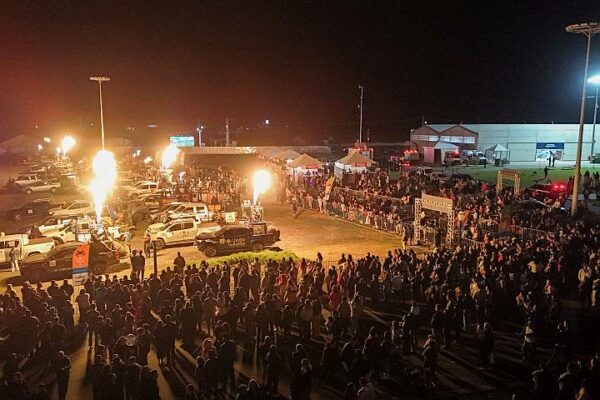 Comida boa, atrações e apresentação com chamas divertem no Festival da Primavera