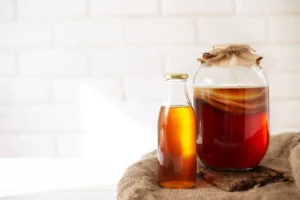 O que é kombucha? Saiba os benefícios da bebida e como fazer em casa
