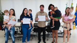 Prefeito Rafael Cita inicia entrega do Vale-Creche Araponguinha