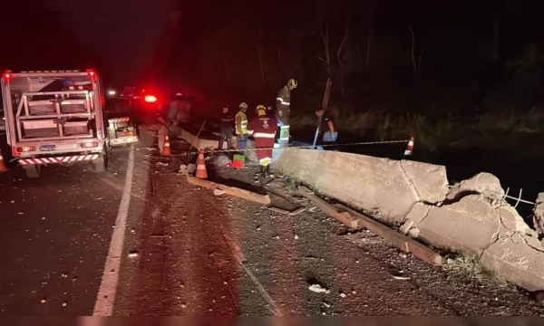 Vítimas foram atingidas por vigas de concreto após caminhão tombar em Mauá da Serra