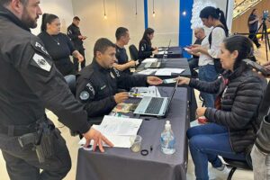 Polícia Civil PR entrega aos reais donos celulares roubados que foram recuperados em ações policiais
