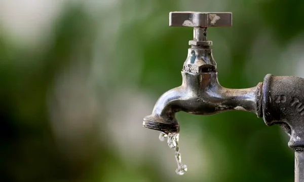 Vazamento oculto afeta o abastecimento de água em Arapongas na região do Jardim Morumbi
