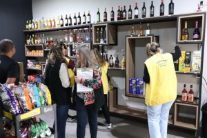 Procon de Arapongas promove ação de conscientização em comércios de bebidas sobre caso metanol